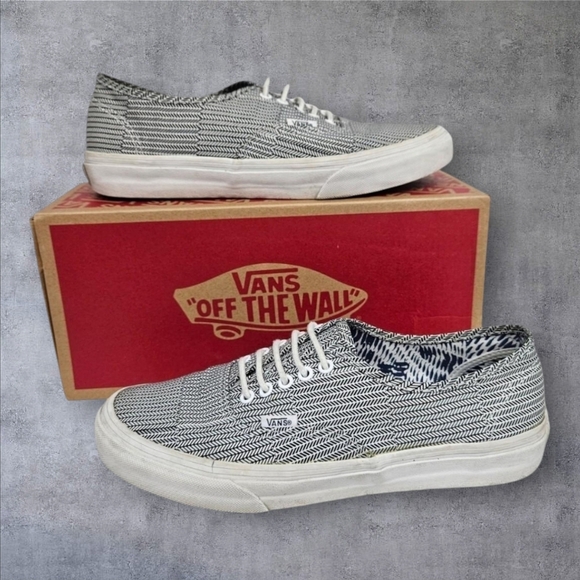 Vans Black & White Mixed Geo Authentic Slim Low Top Sneaker Size 9 Women 7.5 Men - Picture 1 of 16